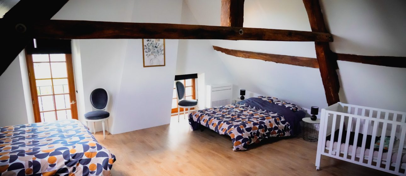 _DSC4608 Une pièce de 40m2 avec deux couchages de 160cm et d'un lit bébé.